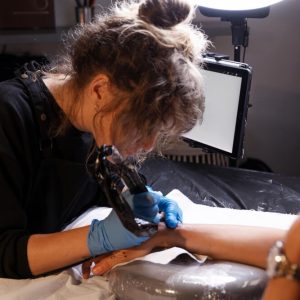 tatuajes de tinta blanca