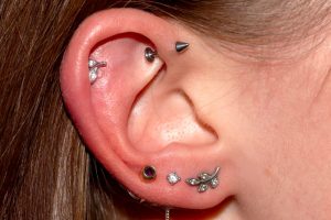 tipos de piercings en la oreja