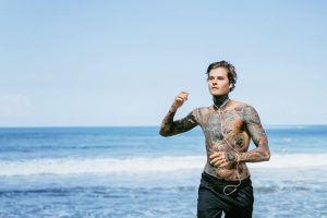 hacer deporte después de tatuarse